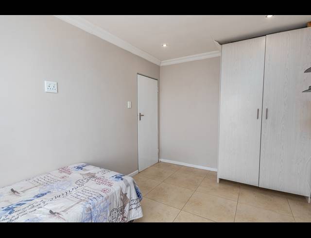 6 BEDROOM FREESTANDING TO LET IN TABLE VIEW